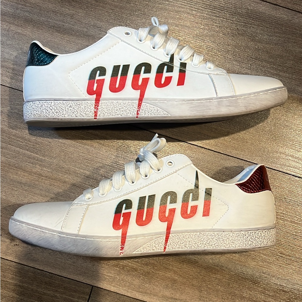 2015 Gucci White 2d print Sneakers with Red and Green Logo. great condition.
